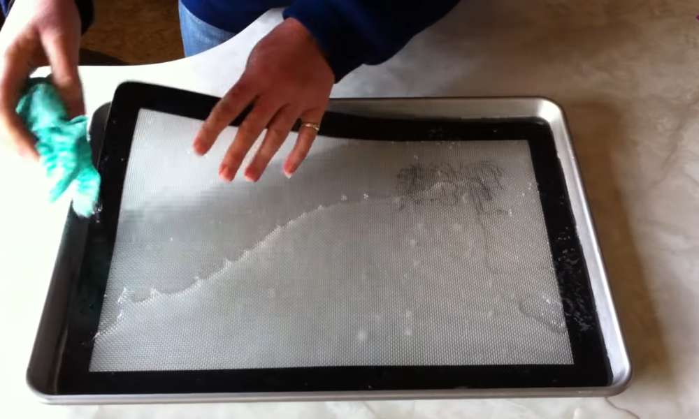 how to wash silicone baking mat in dishwasher